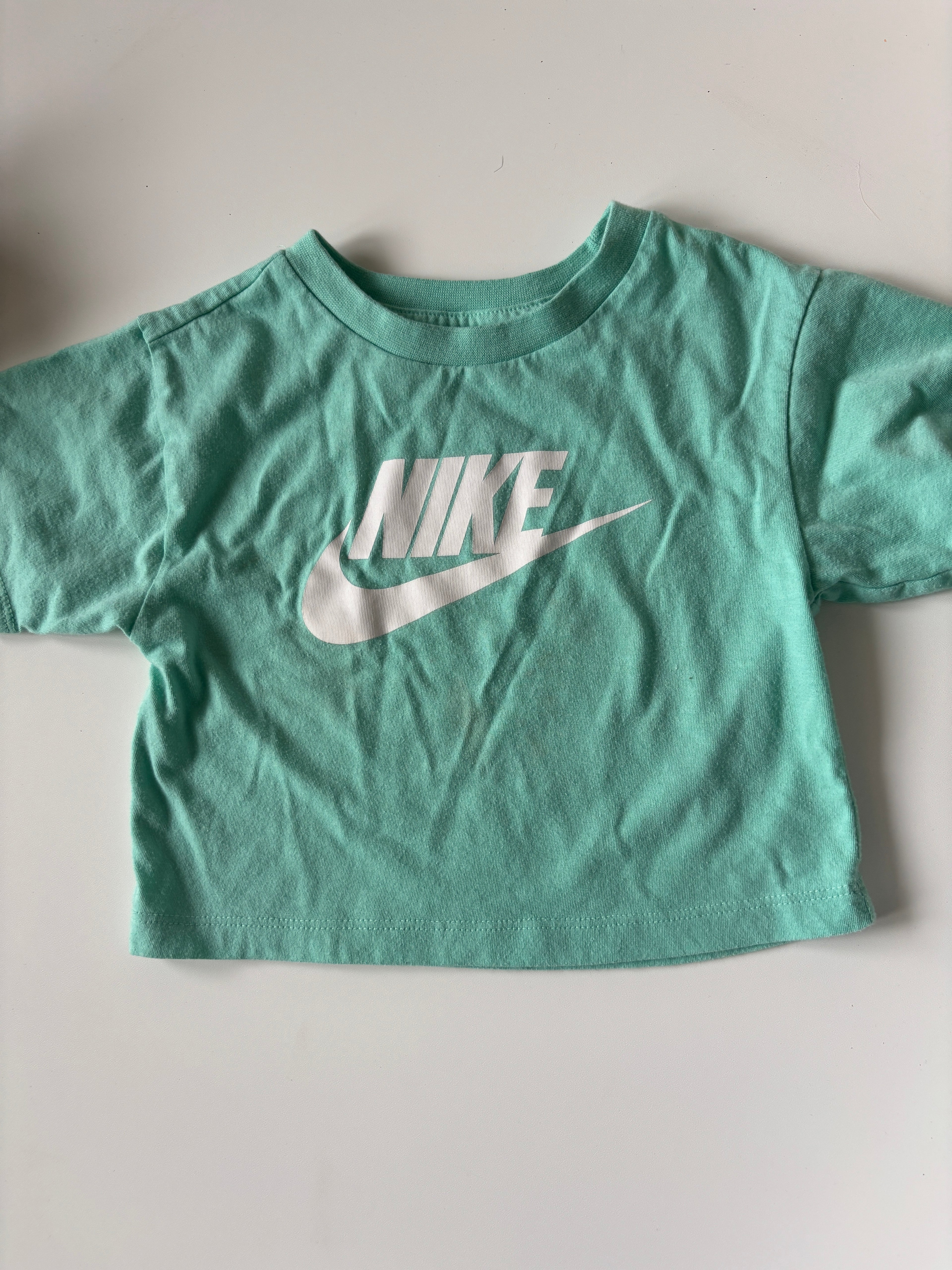 T-Shirt Nike 2-3T (fait bedaine )