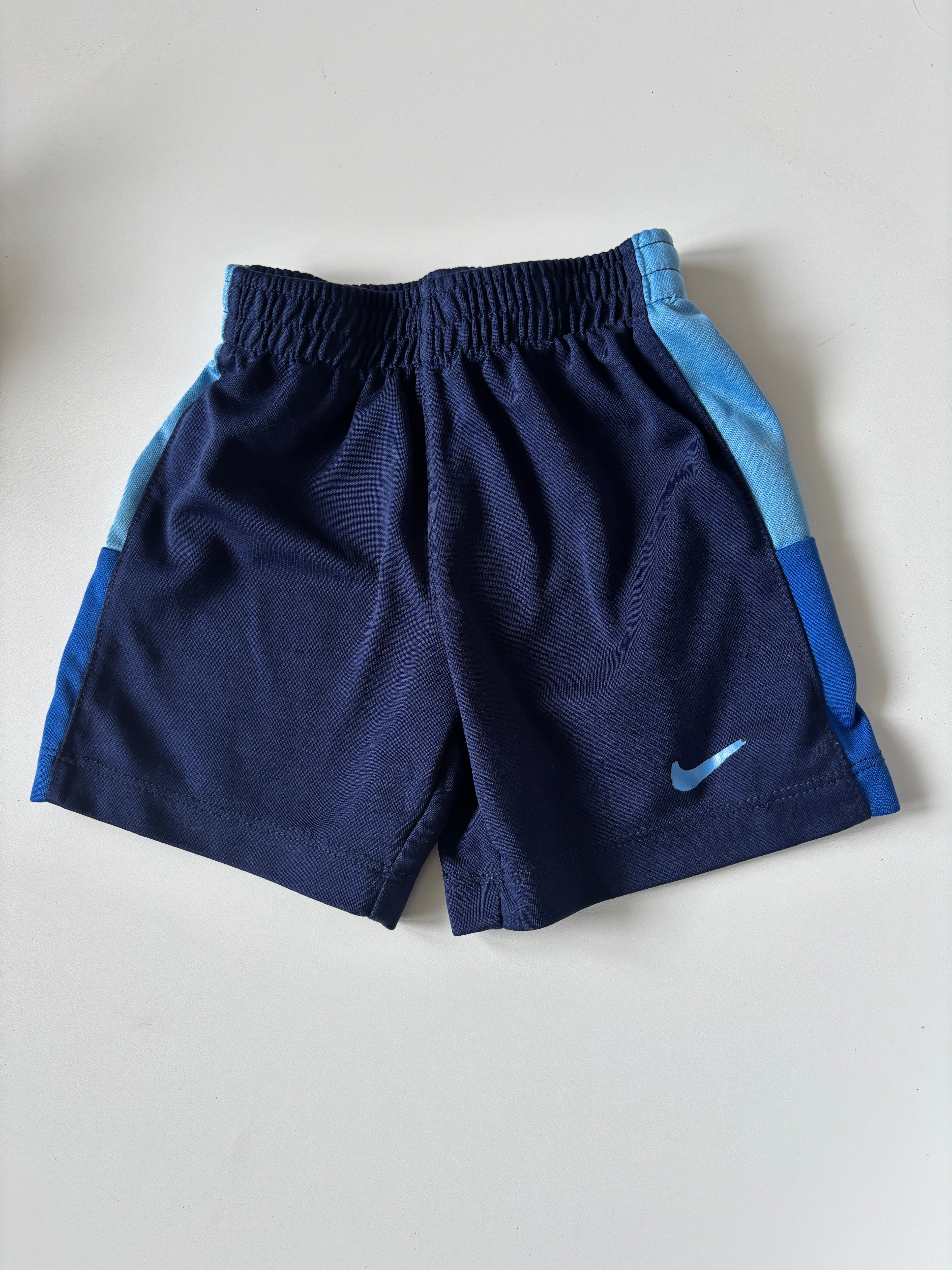 Short Nike 24 mois ( Nike un peu arraché)