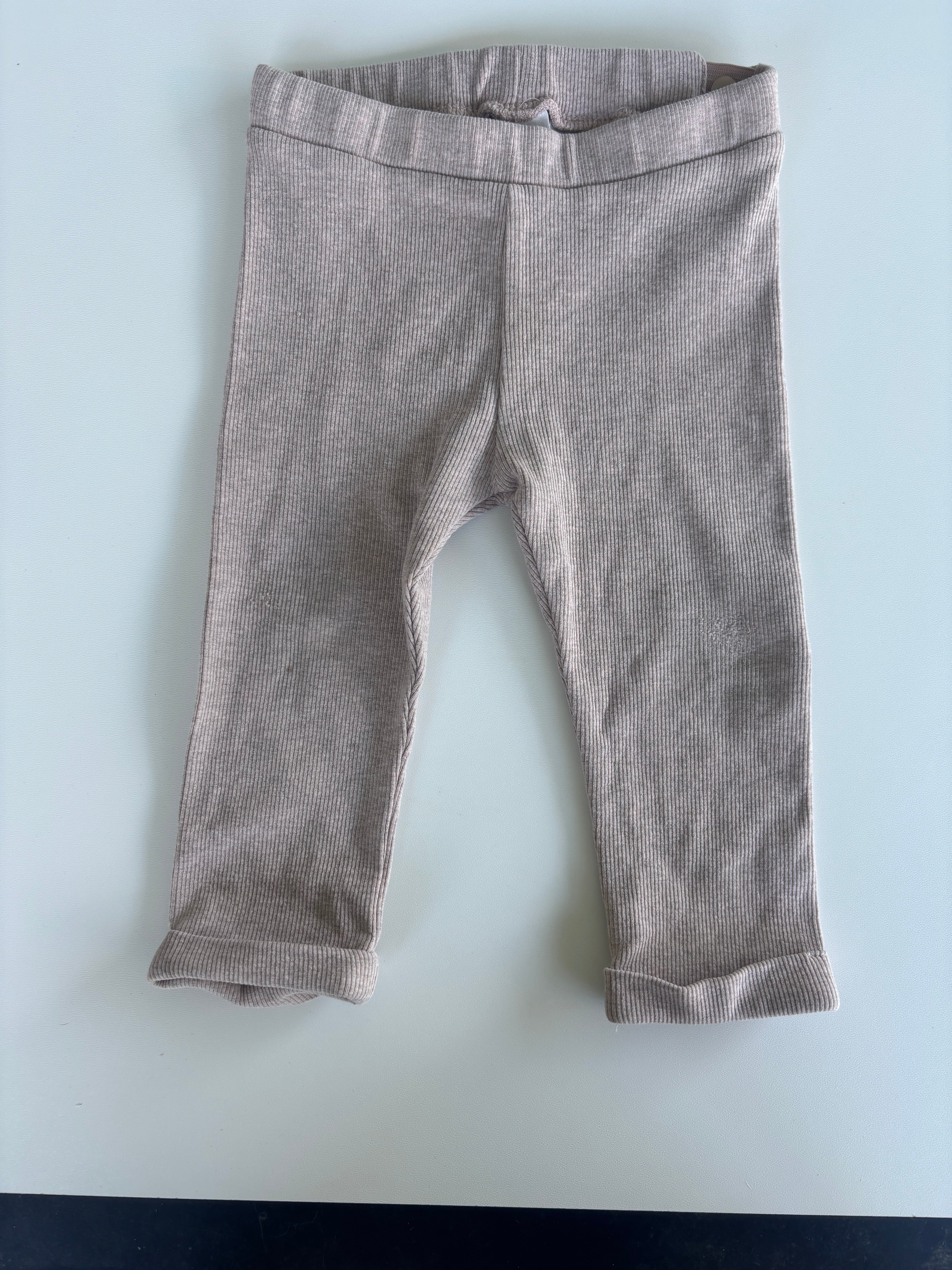 Pantalon H&M 6-9 mois ( un peu d’usure sur le genou droit)