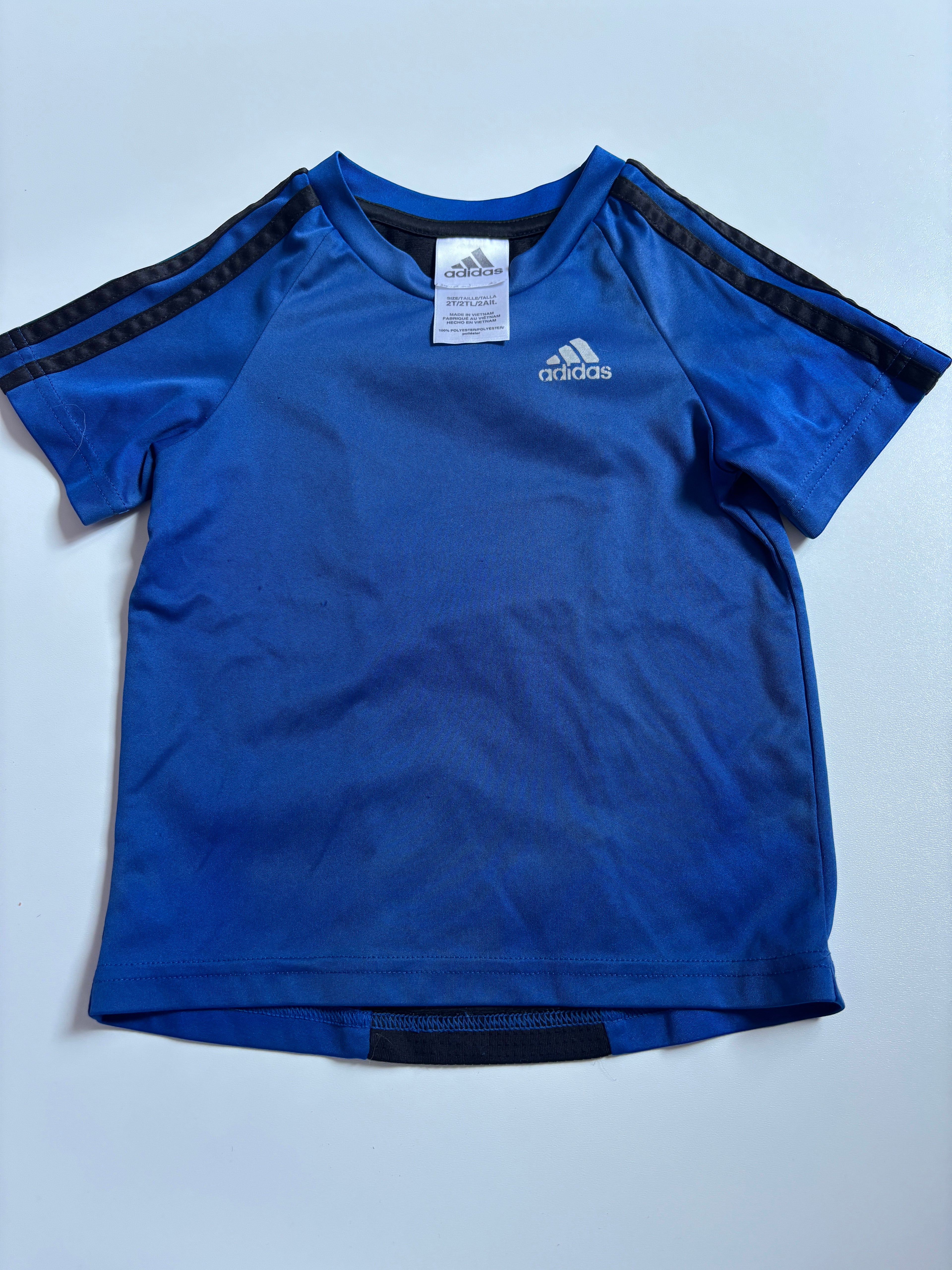 T-shirt Adidas (logo effacé un peu ) 2T