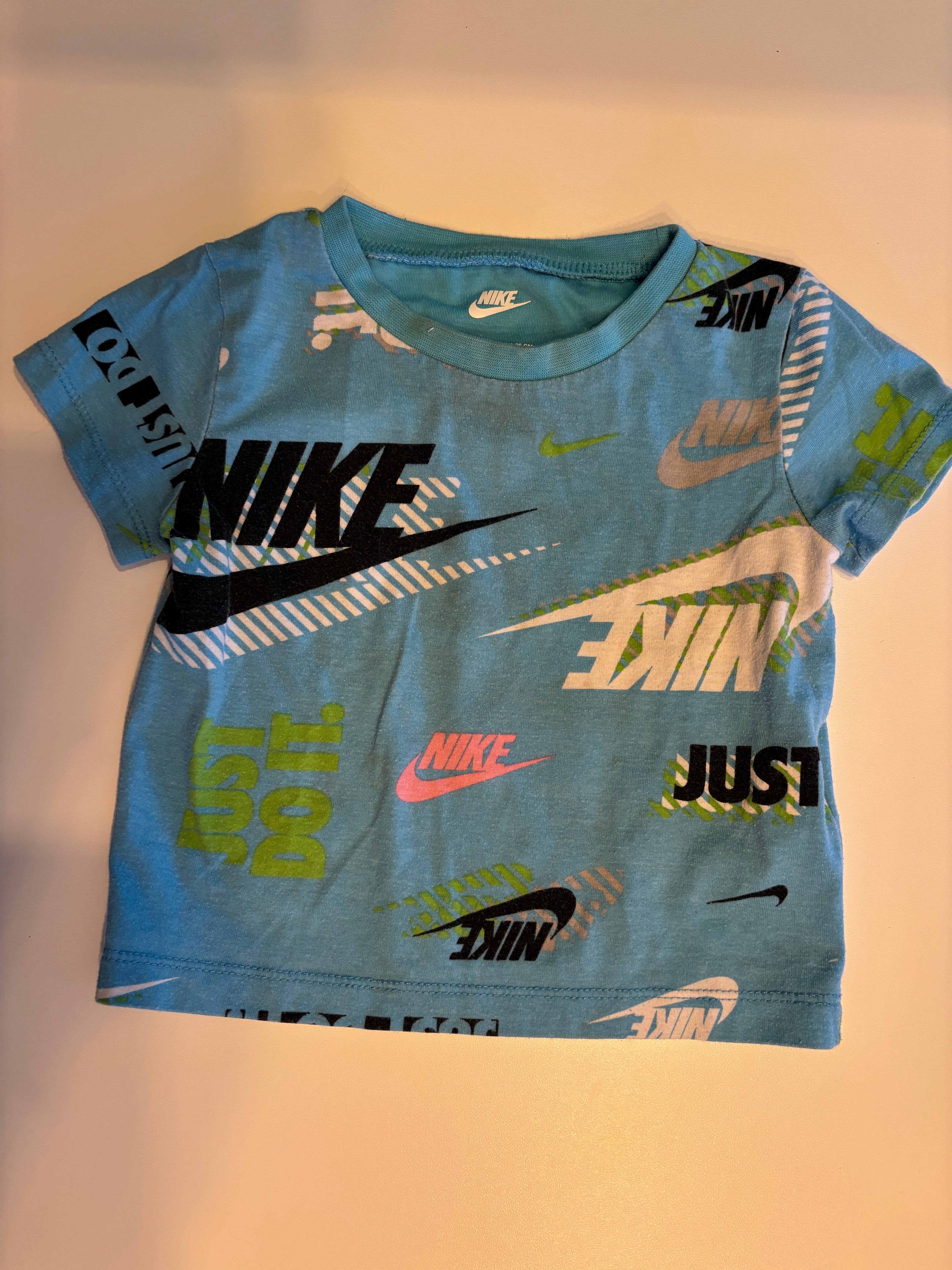 T-shirt Nike (taché) 18 mois