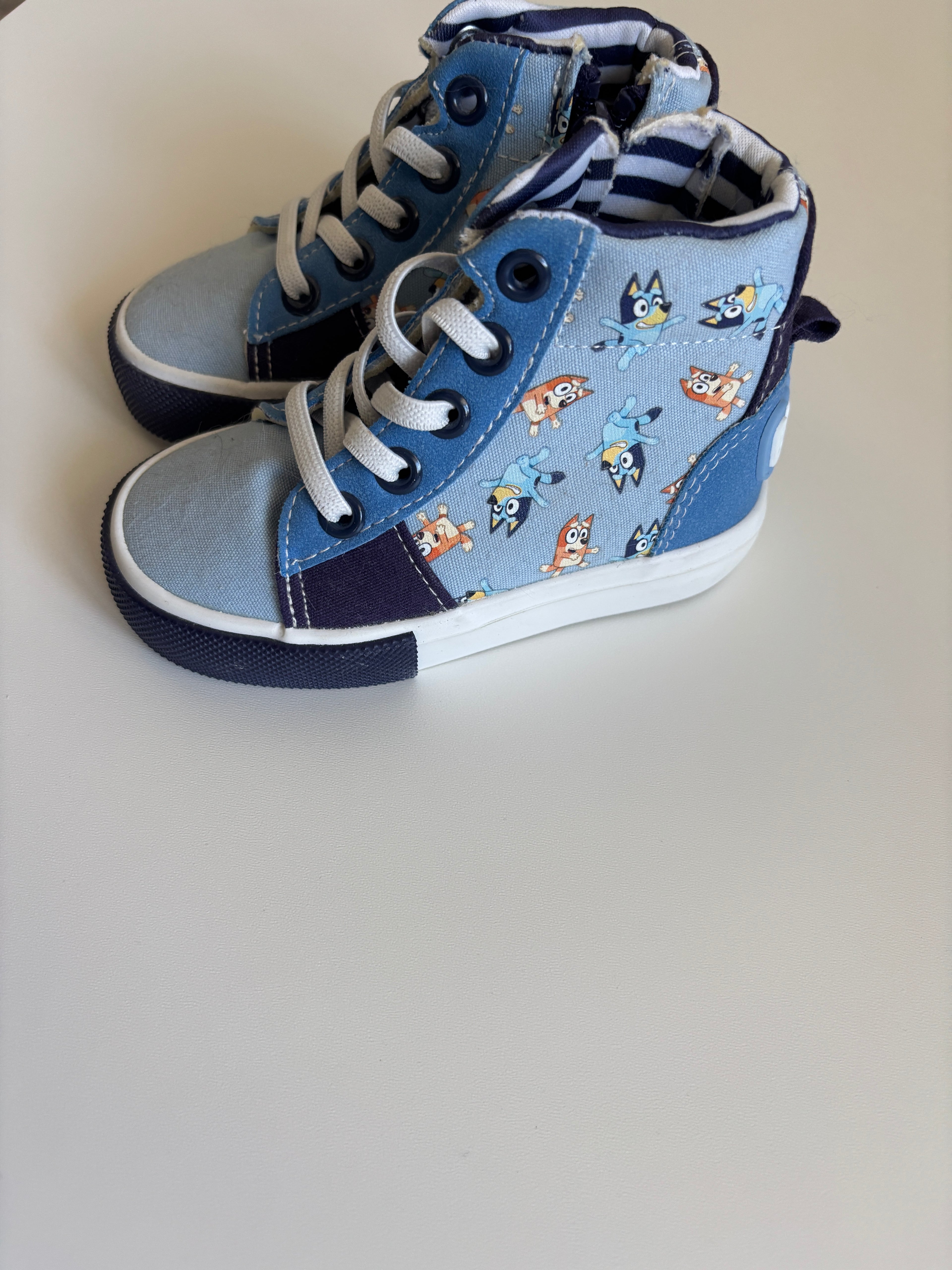Souliers Bluey Neuf grandeur 7
