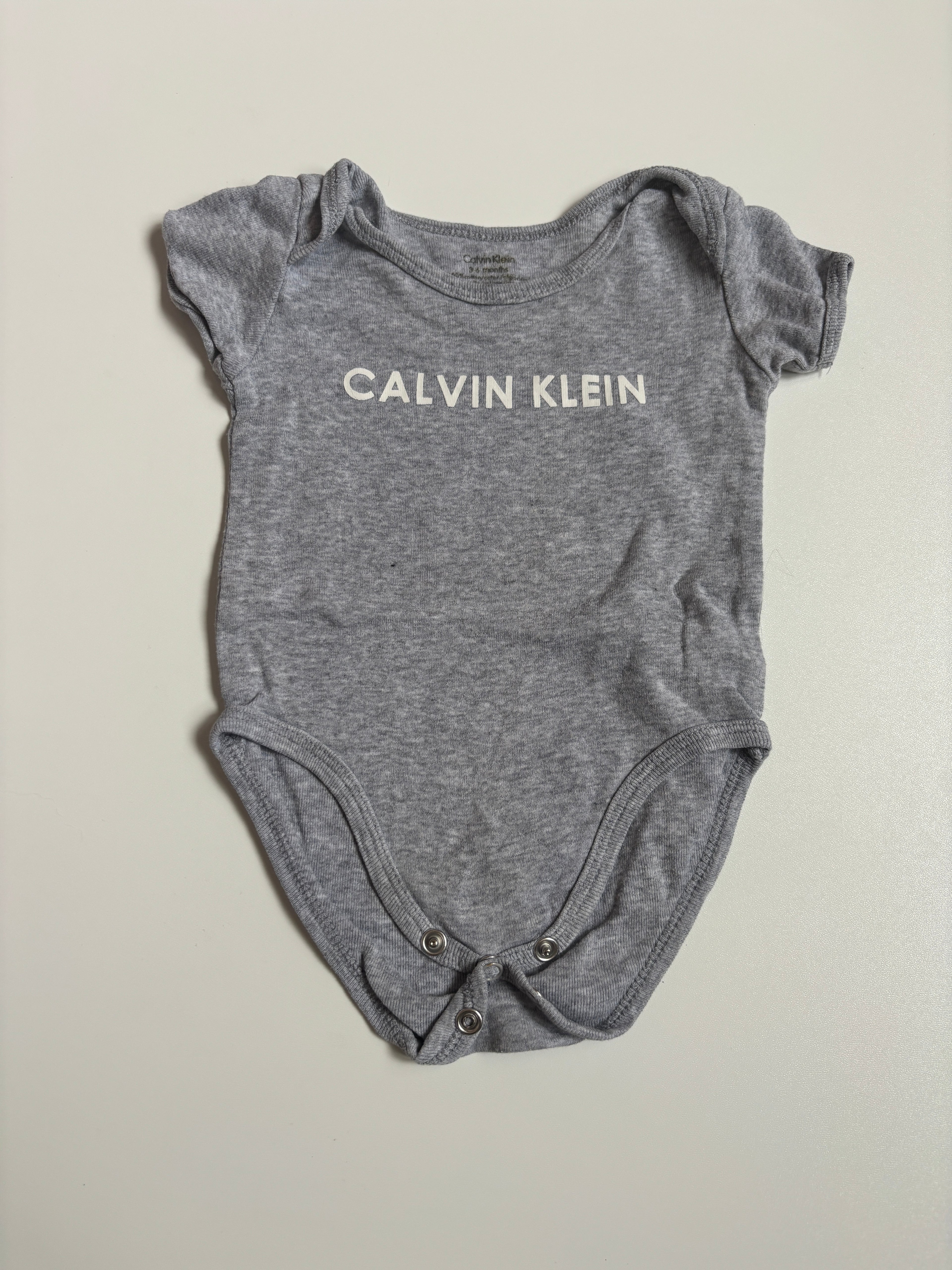 cache-couche Calvin Klein 3-6 mois